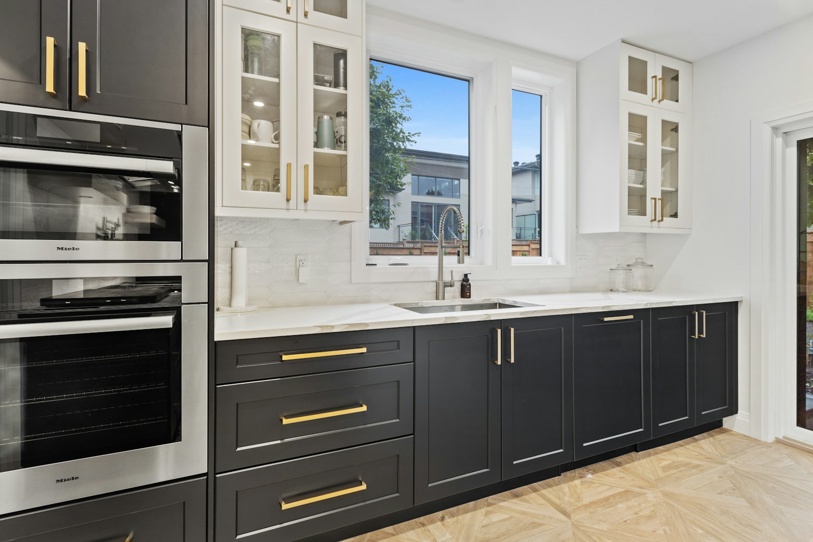 High Gloss Kitchen Cabinets: The Pros and Cons