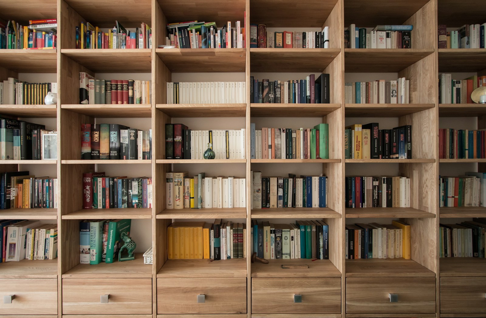 Bookshelf Design and Decor Tips